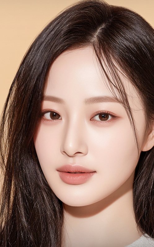 긴 생머리 여성 모델 정면(살구빛 배경, 흰 니트)