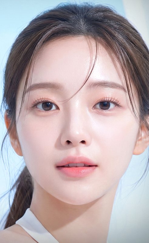 묶은 머리 여성 모델 정면(하늘빛 배경, 흰 민소매)